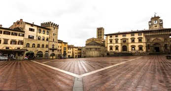 Arezzo_PiazzaGrande.jpg